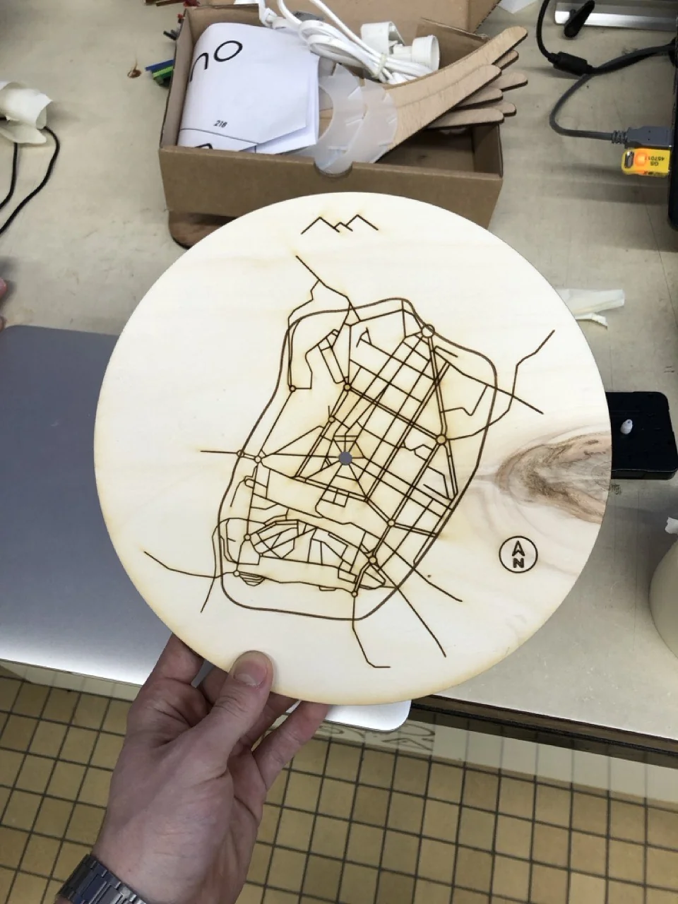 Plateau rond en bois clair gravé au laser d’un plan de ville