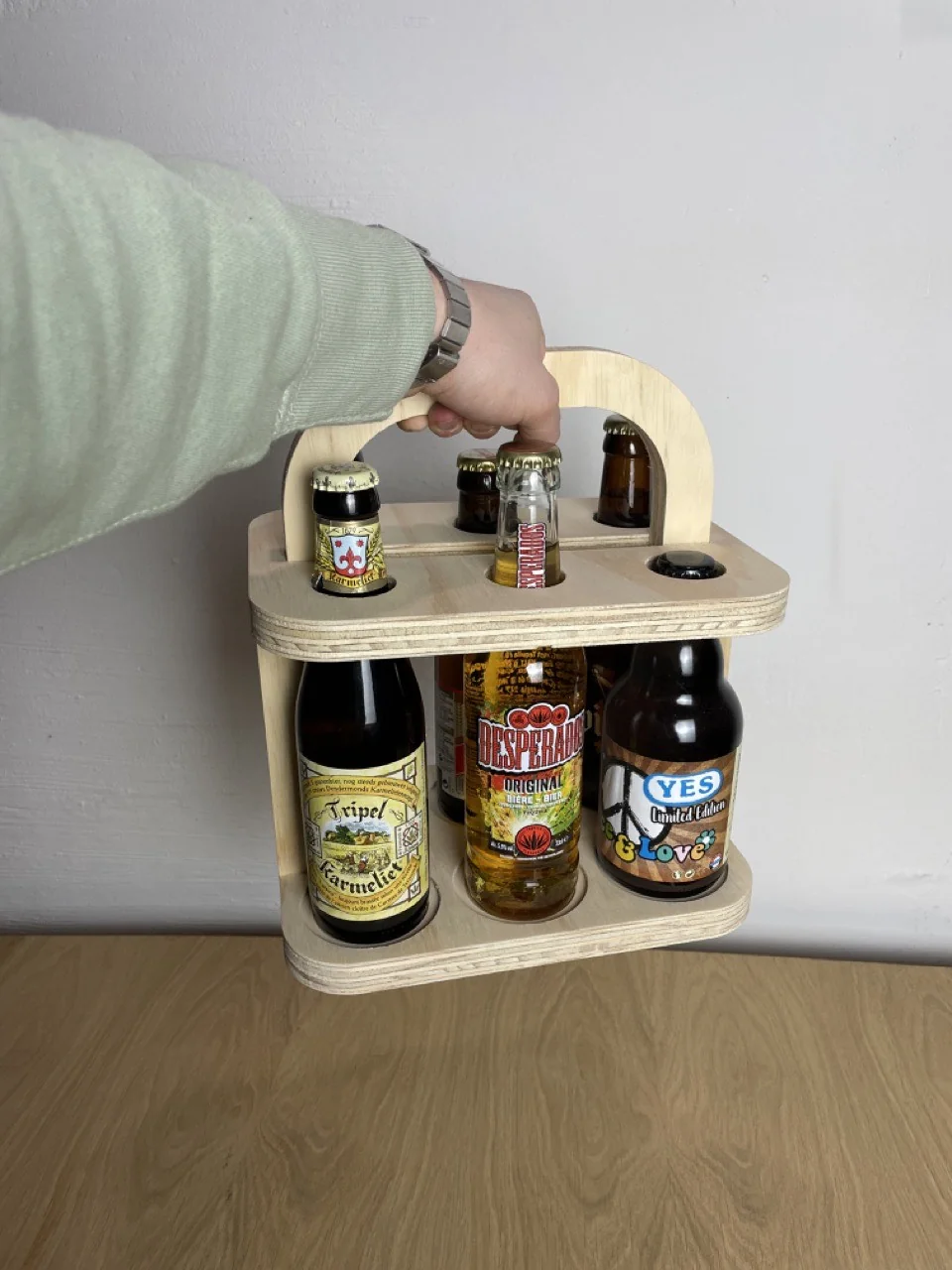 Porte-bouteilles en bois contreplaqué garni de bières